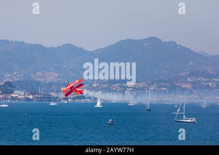 Aerobic-Stunt-Flugzeug Oracle Challenger III, geflogen von Sean D Tucker, während Der Fleet Week 2019 über Boote in der San Francisco Bay. Stockfoto