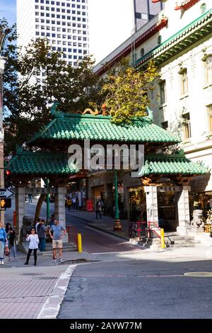 Touristen am Drachentor, Eintritt nach Chinatown, San Francisco, Kalifornien, USA. Stockfoto