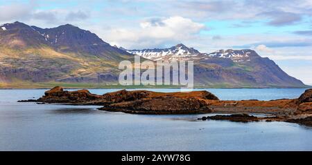 Typische isländische Landschaft mit Bergen und Fjord. Island. Europa Stockfoto