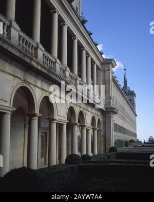 MONASTERIO-FACHADA ENFERMERIA Y SUR. AUTOR: JUAN DE HERRERA. Lage: Monasterio-EXTERIEUR. SAN LORENZO DEL ESCORIAL. MADRID. SPANIEN. Stockfoto