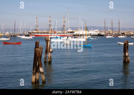 Hyde Street Pier historische Schiffe und kleine Boote, San Francisco, Kalifornien, USA Stockfoto