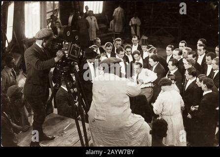 Fritz lang am Set seines Films "Metropole". Museum: Private SAMMLUNG. Autor: Anonym. Stockfoto