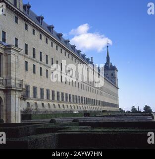 MONASTERIO-FACHADA SUR O MEDIODIA. AUTOR: JUAN DE HERRERA. Lage: Monasterio-EXTERIEUR. SAN LORENZO DEL ESCORIAL. MADRID. SPANIEN. Stockfoto