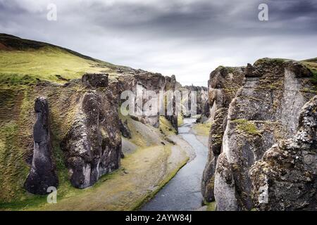 Wunderschöne Landschaft aus dem berühmten Fjadrargljufur Canyon im Südosten von Island, Europa Stockfoto