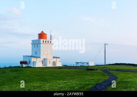 Landschaft mit weißem Leuchtturm am Kap Dyrholaey, an der Südküste des Atlantiks in Island Stockfoto