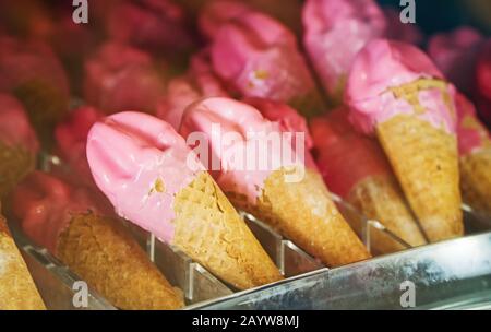 Nahaufnahme von kleiner Erdbeereissahne. Stockfoto