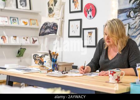 Professionelle Aquarellistin Jo Scott Art bei der Arbeit in ihrem Forest of Dean Studio. Jo hat sich darauf spezialisiert, Hunde und andere Tiere für uns zu malen. Stockfoto