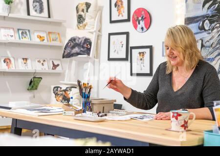 Professionelle Aquarellistin Jo Scott Art bei der Arbeit in ihrem Forest of Dean Studio. Jo hat sich darauf spezialisiert, Hunde und andere Tiere für uns zu malen. Stockfoto