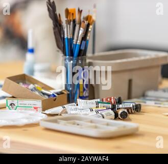 Professionelle Aquarellistin Jo Scott Art bei der Arbeit in ihrem Forest of Dean Studio. Jo hat sich darauf spezialisiert, Hunde und andere Tiere für uns zu malen. Stockfoto