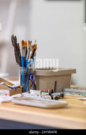 Professionelle Aquarellistin Jo Scott Art bei der Arbeit in ihrem Forest of Dean Studio. Jo hat sich darauf spezialisiert, Hunde und andere Tiere für uns zu malen. Stockfoto