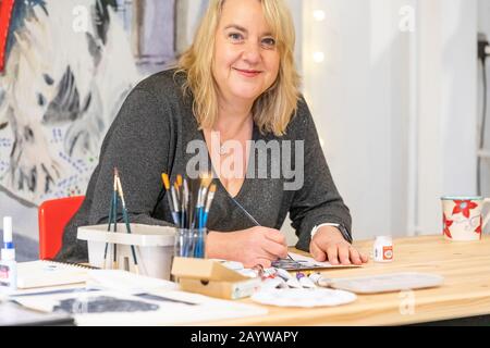 Professionelle Aquarellistin Jo Scott Art bei der Arbeit in ihrem Forest of Dean Studio. Jo hat sich darauf spezialisiert, Hunde und andere Tiere für uns zu malen. Stockfoto