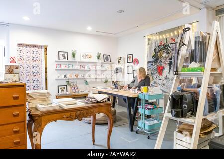 Professionelle Aquarellistin Jo Scott Art bei der Arbeit in ihrem Forest of Dean Studio. Jo hat sich darauf spezialisiert, Hunde und andere Tiere für uns zu malen. Stockfoto