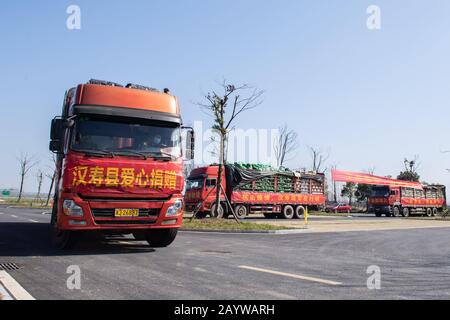 (200217) -- HANSHOU, 17. Februar 2020 (Xinhua) -- Mit Gemüse beladene Lkws verlassen ein Gemüseindustriepark im Hanshou County, der zentralchinesischen Provinz Hunan, 17. Februar 2020. Insgesamt 60 Tonnen Gemüse, gespendet von mehreren örtlichen Gemüsepflanzenschaften, sind am Montag von einem Gemüseindustriepark im Hanshou County der Provinz Hunan in die Provinz Hubei abgestiegen. Hunan hat seit dem Ausbruch des neuartigen Coronavirus mehr als 613 Tonnen Gemüse für die Provinz Hubei über verschiedene Kanäle bereitgestellt. (Foto von Chen Sihan/Xinhua) Stockfoto