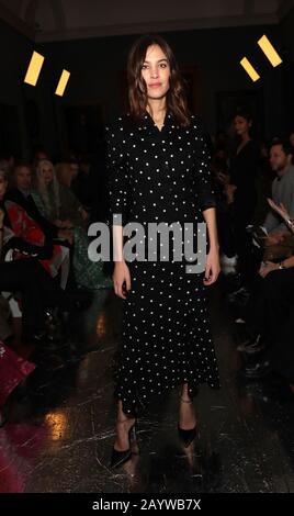 Alexa Chung in der ersten Reihe während der erdem-Show in der London Fashion Week Februar 2020 in Der National Portrait Gallery in London. Stockfoto