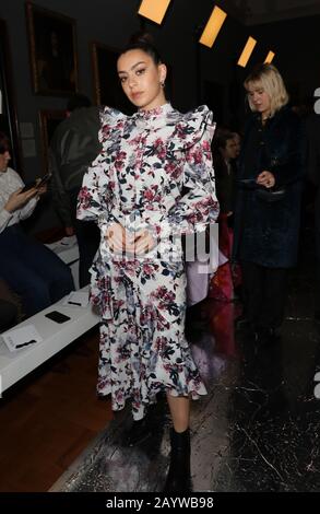 Charli XCX in der ersten Reihe während der erdem-Show in der London Fashion Week Februar 2020 in Der National Portrait Gallery in London. Stockfoto