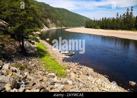 Blick auf den Fluss Chulman in South Yakutia, Russland, an einem Sommertag Stockfoto