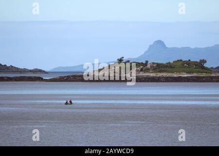 Lochailort, SCHOTTLAND, 29. JULI 2018: Blick auf die zerklüftete Küste Lochailorts an der abgelegenen Westküste Schottlands. Das Loch ist ein beliebter Sommerfest Stockfoto