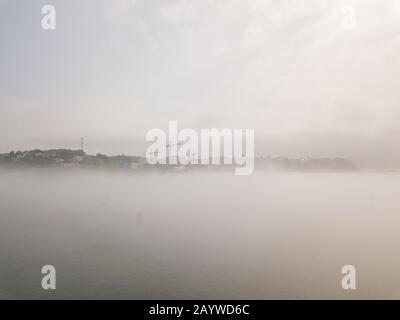 Luftaufnahme auf dos Santos Brücke bei Nebel und die Bucht. In der Nähe von Ribadeo im Norden Spaniens Stockfoto