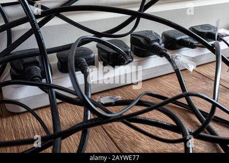 Mehrere elektrische Stecker in einem Heimbüro. Stockfoto