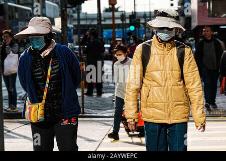 Hongkong, China. Februar 2020. Menschen tragen in Hongkong eine chirurgische Maske und auf der Straße. Am 17. Februar erreichte die Gesamtzahl der bestätigten Fälle in Hongkong 58. Kredit: Keith Tsuji/ZUMA Wire/Alamy Live News Stockfoto