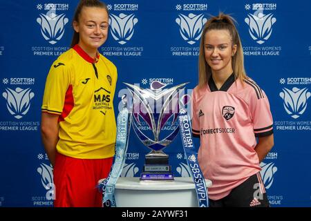 Glasgow, Großbritannien. Februar 2020. Emma Craig von Partick Thistle LFC & Lucy Ronald von Glasgow Women FC während der Veranstaltung Zur Saisoneinführung Der Scottish Building Society Scottish Women's Premier League im Nationalstadion Hampden Park, Glasgow, Montag, 17. Februar 2020 - Credit Colin Poultney/Alamy Live News Stockfoto