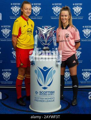 Glasgow, Großbritannien. Februar 2020. Emma Craig von Partick Thistle LFC & Lucy Ronald von Glasgow Women FC während der Veranstaltung Zur Saisoneinführung Der Scottish Building Society Scottish Women's Premier League im Nationalstadion Hampden Park, Glasgow, Montag, 17. Februar 2020 - Credit Colin Poultney/Alamy Live News Stockfoto