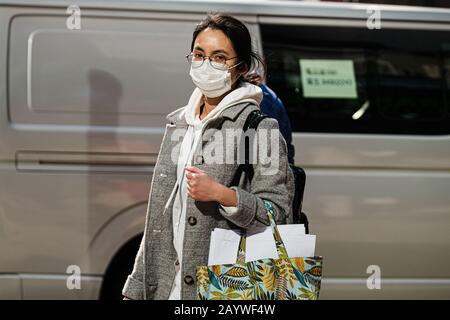 Hongkong, China. Februar 2020. Menschen tragen in Hongkong eine chirurgische Maske und auf der Straße. Am 17. Februar erreichte die Gesamtzahl der bestätigten Fälle in Hongkong 58. Kredit: Keith Tsuji/ZUMA Wire/Alamy Live News Stockfoto