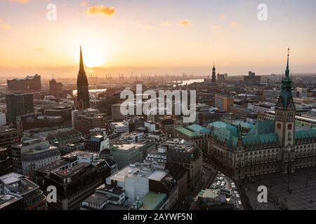 Luftaufnahme der Innenstadt und des Rathauses, Hamburg, Deutschland Stockfoto