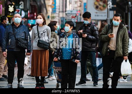 Hongkong, China. Februar 2020. Menschen tragen in Hongkong eine chirurgische Maske und auf der Straße. Am 17. Februar erreichte die Gesamtzahl der bestätigten Fälle in Hongkong 58. Kredit: Keith Tsuji/ZUMA Wire/Alamy Live News Stockfoto