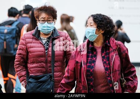 Hongkong, China. Februar 2020. Menschen tragen in Hongkong eine chirurgische Maske und auf der Straße. Am 17. Februar erreichte die Gesamtzahl der bestätigten Fälle in Hongkong 58. Kredit: Keith Tsuji/ZUMA Wire/Alamy Live News Stockfoto