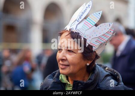 Demonstranten versammeln sich während einer Kundgebung der 'Sardinen-Bewegung' auf der Piazza Santi Apostoli in Rom, Italien. Stockfoto