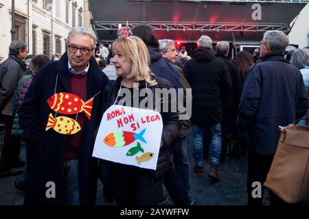 Demonstranten versammeln sich während einer Kundgebung der 'Sardinen-Bewegung' auf der Piazza Santi Apostoli in Rom, Italien. Stockfoto