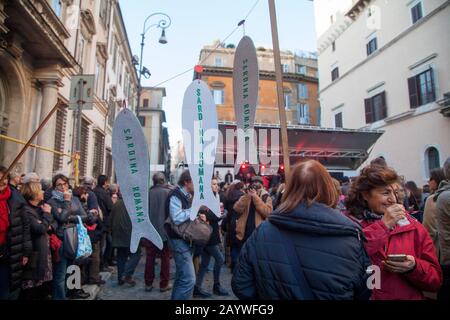 Demonstranten versammeln sich während einer Kundgebung der 'Sardinen-Bewegung' auf der Piazza Santi Apostoli in Rom, Italien. Stockfoto