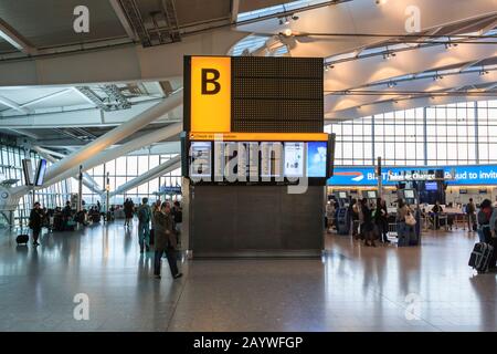 Der Flughafen Heathrow, Treminal 5, Abflugh-Gebiet, auch bekannt als London Heathrow, ist ein großer internationaler Flughafen in London, Großbritannien.GB, Großbritannien, EU Stockfoto