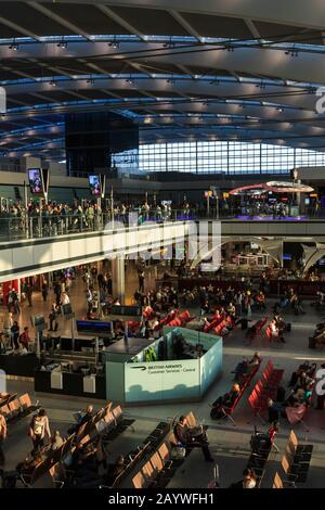 Der Flughafen Heathrow, Treminal 5, Abflugh-Gebiet, auch bekannt als London Heathrow, ist ein großer internationaler Flughafen in London, Großbritannien.GB, Großbritannien, EU Stockfoto