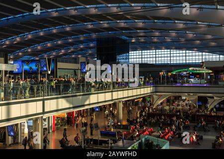 Der Flughafen Heathrow, Treminal 5, Abflugh-Gebiet, auch bekannt als London Heathrow, ist ein großer internationaler Flughafen in London, Großbritannien.GB, Großbritannien, EU Stockfoto