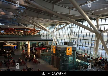 Der Flughafen Heathrow, Treminal 5, Abflugh-Gebiet, auch bekannt als London Heathrow, ist ein großer internationaler Flughafen in London, Großbritannien.GB, Großbritannien, EU Stockfoto