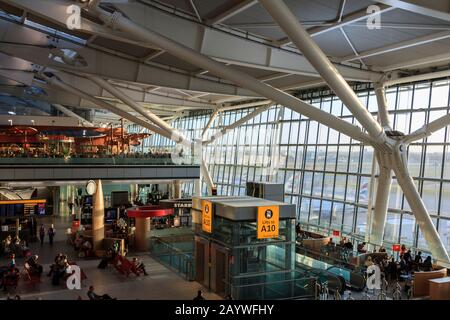 Der Flughafen Heathrow, Treminal 5, Abflugh-Gebiet, auch bekannt als London Heathrow, ist ein großer internationaler Flughafen in London, Großbritannien.GB, Großbritannien, EU Stockfoto