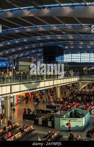 Der Flughafen Heathrow, Treminal 5, Abflugh-Gebiet, auch bekannt als London Heathrow, ist ein großer internationaler Flughafen in London, Großbritannien.GB, Großbritannien, EU Stockfoto