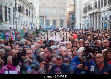 Demonstranten versammeln sich während einer Kundgebung der 'Sardinen-Bewegung' auf der Piazza Santi Apostoli in Rom, Italien. Stockfoto