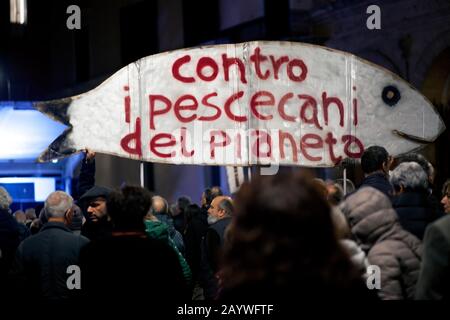 Demonstranten versammeln sich während einer Kundgebung der 'Sardinen-Bewegung' auf der Piazza Santi Apostoli in Rom, Italien. Stockfoto