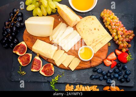 Käseplatte mit Trauben, Marmelade, Feigen, Cracker und Muttern Stockfoto