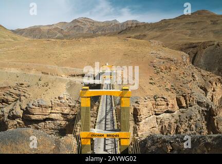 Moderne Hängebrücke über die Schlucht und den Fluss Spiti an einem schönen Morgen im Sommer in der Nähe des isolierten Dorfes Chicham, Himachal Pradesh, Indien. Stockfoto