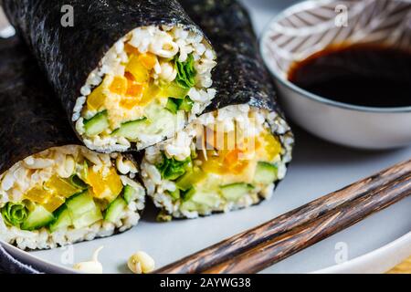 Vegane Nori umhüllt mit Reis, Gemüse und Sämlingen. Stockfoto