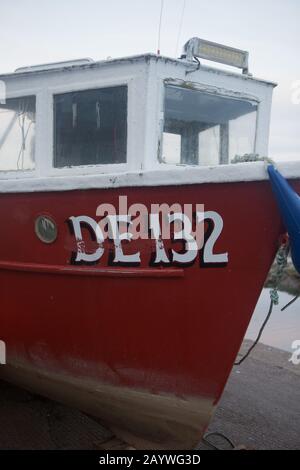 Ein Fischerboot in der Abenddämmerung in St Andrews Harbour, Fife, Schottland. Stockfoto