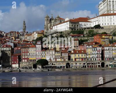 Blick auf Ribeira von der anderen Seite des Flusses Douro. Stockfoto