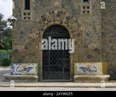 Spanien, Katalonien, Barcelona. Torre Bellesguard. Modernes, von Antonio Gaudi, 1900-1909 gestaltetes Herrenhaus. Eingangstür. Stockfoto