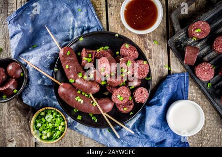 Koreanische traditionelle nationale Küche. Street Home asiatische Küche. Geschnittene Blutwurst Soondae oder Sundae, mit Reis, Nudeln, Schweinefleisch. Mit Soßen und HE Stockfoto