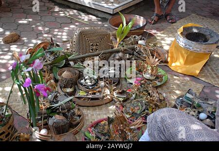 Satz traditioneller balinesischer Opfergaben an Hindu-Götter. Stockfoto