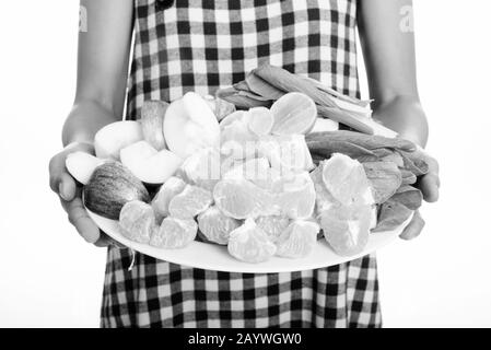 Frau, die verschiedene Obst- und Gemüsesorten als gesundes Lifestyle-Konzept hält Stockfoto